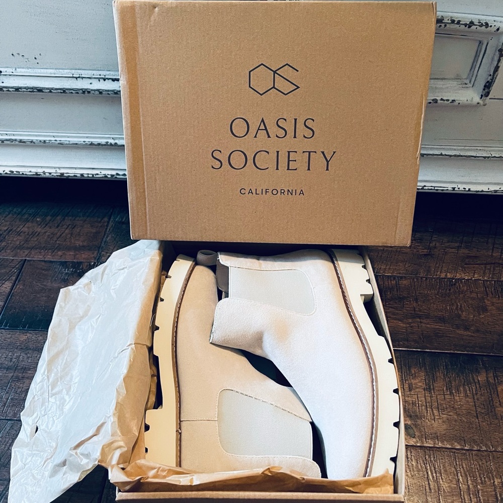 {NIB} Chelsea Lug Sole Boot. Size 9 (bought from Mod boutique)